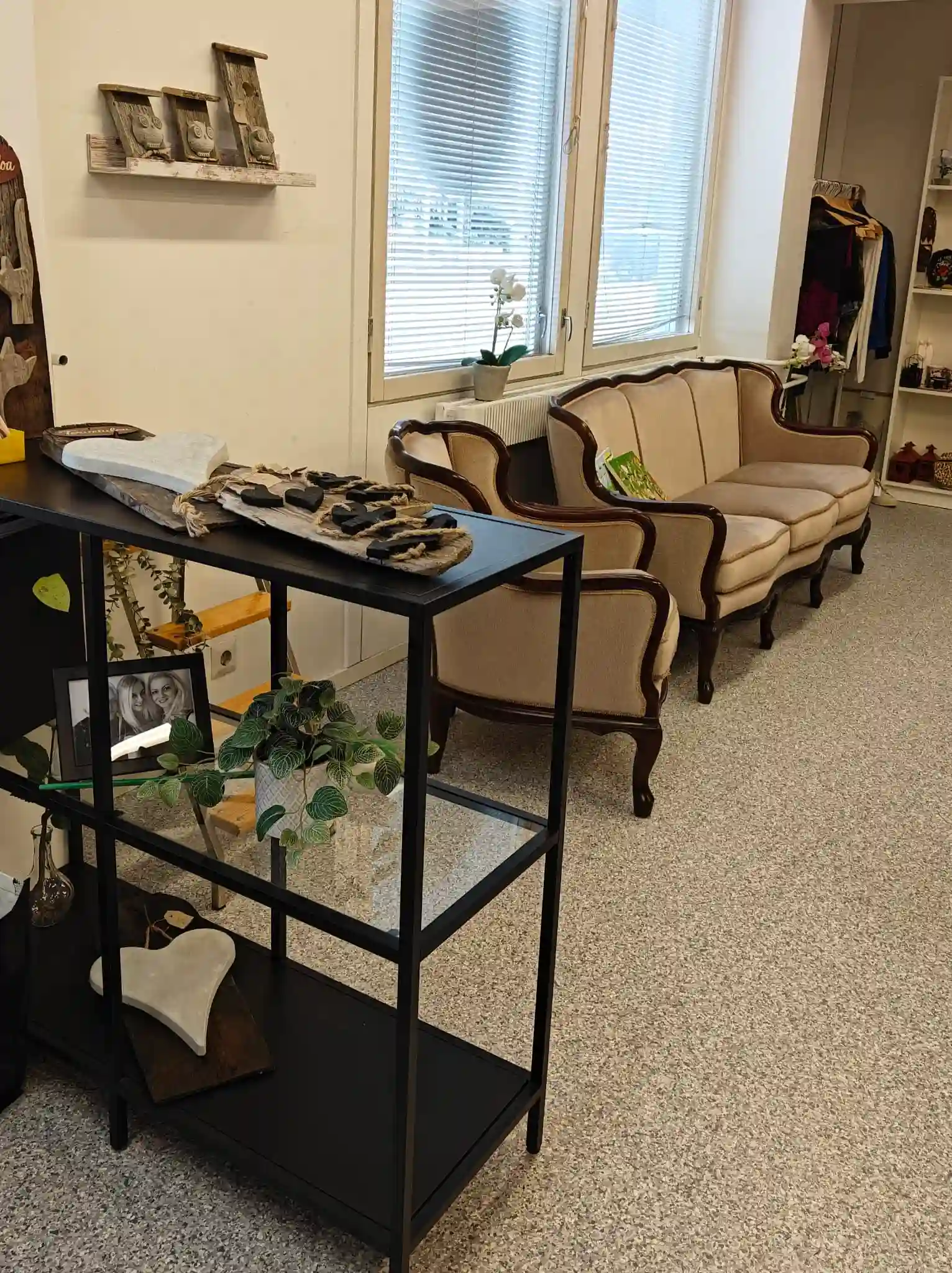 Sopin kirpputorin myymälätila, rekkejä täynnä vaatteita ja kenkiä