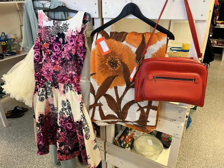 Värikäs kuviollinen second hand -mekko tai tunika henkarissa