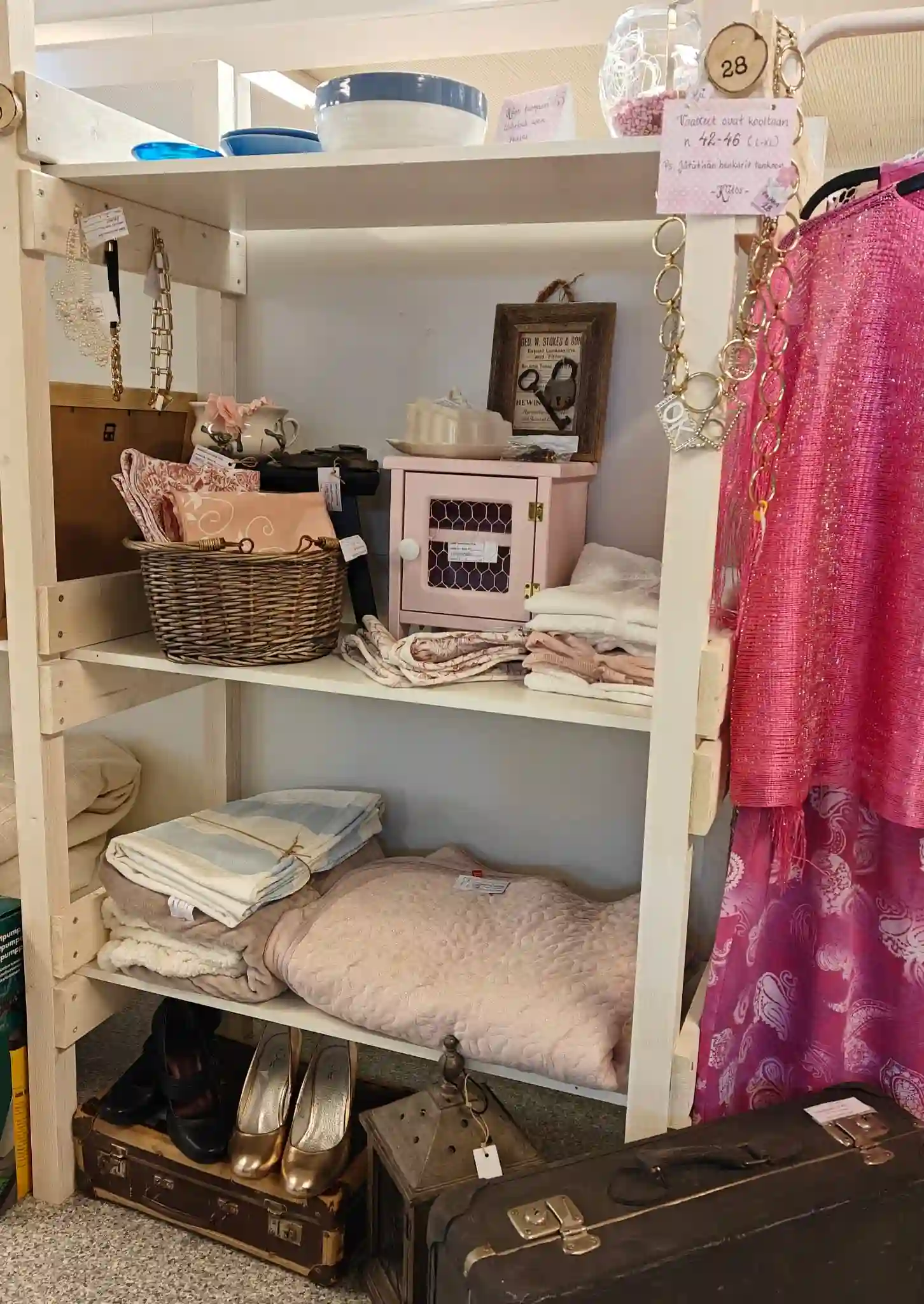 Sopin kirpputorin hylly täynnä second hand -tavaroita ja sisustusesineitä